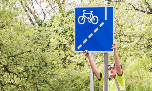 Cycle way sign being erected on Oxford Road