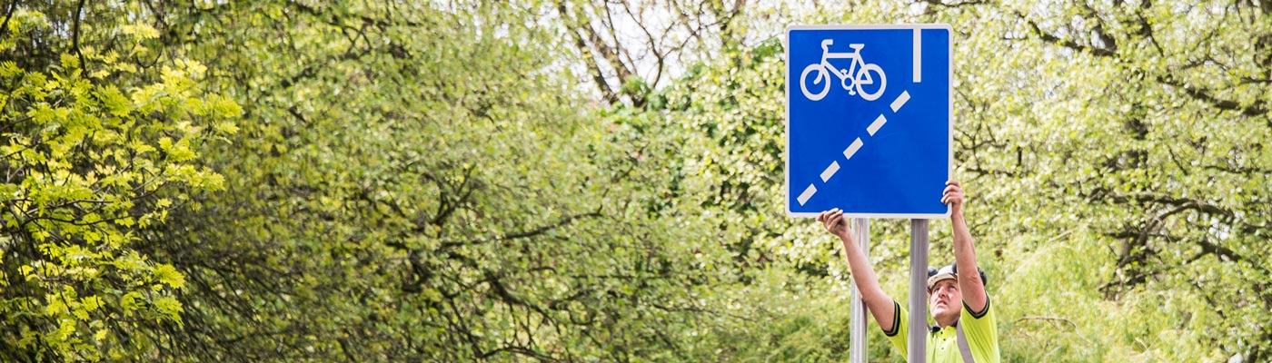 Cycleway sign being erected on Oxford Road